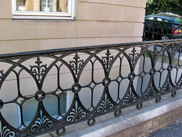 Balkon dengan pagar besi klasik